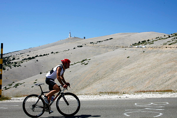 モンバントゥーに上る一般サイクリスト
