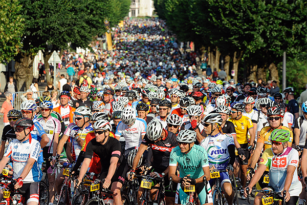 エタップ・デュ・ツールは日本を含めた海外選手など1万5000人が参加する