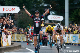 ゴール前の混戦を最後に抜け出し、メインレースを制したのはジョン・デゲンコルブ選手（チーム ジャイアント・アルペシン）でした！&nbsp;&nbsp;