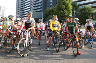 メインレーススタート前には、ツール・ド・フランス個人総合優勝の証である黄色のジャージのフルーム選手ら今年も豪華な選手が並んだ。