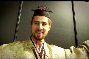 さいたま市内交流会。岩槻まつりジャンボひな壇の衣装に身を包んだ海外選手たち。