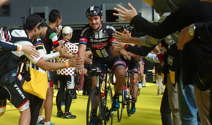 選手とのハイタッチ体験