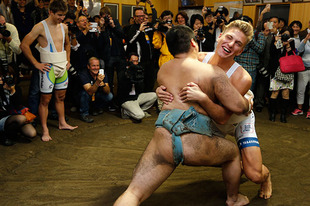 選手の中でも取り分け鍛え抜かれた肉体を持つマルセル・キッテル選手。渾身の力でぶつかるも高校生力士には歯が立たず。