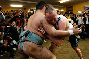 力を振り絞って高校生力士に挑んだ、2013 ツール・ド・フランス王者のクリス・フルーム選手。