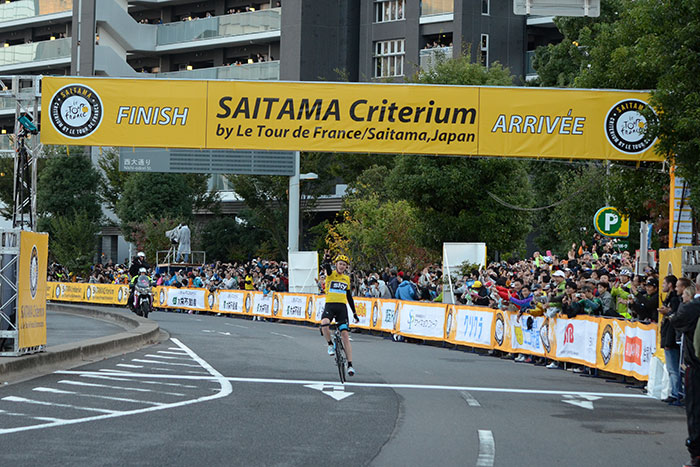 クリス・フルーム選手がV サインでトップのフィニッシュ。記念…