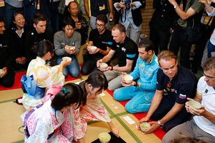 県立与野高校の茶道部が海外選手達をおもてなし。日本の伝統スタイル&ldquo;正座&rdquo; で茶道を体験した。