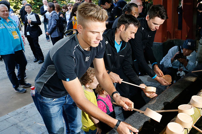 手水舎（てみずや）で手を清めるマルセル・キッテル選手。日本…