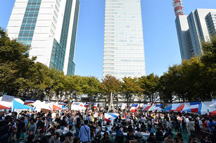 さいたまとフランスの食が楽しめる「さいたまるしぇ」。会場には約7 万人が来場。