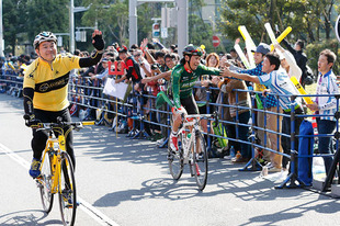 大会前のオープニング走行では、清水勇人さいたま市長と新城幸也選手が夢の共演をしファンとハイタッチ。
