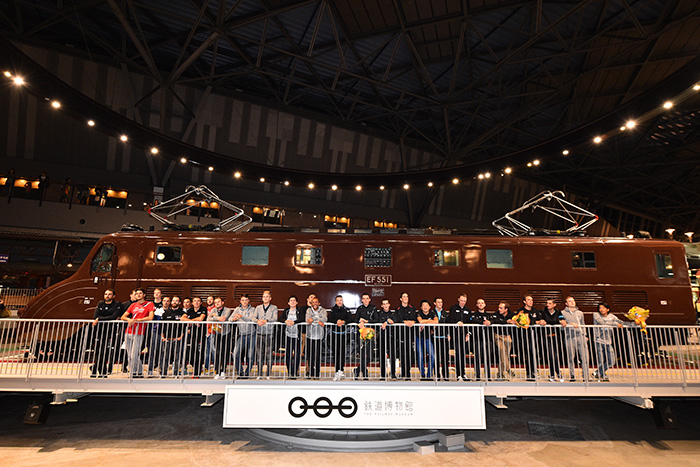 鉄道博物館内の転車台（ターンテーブル）に展示されている電気…