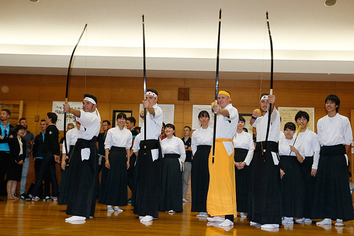 弓道場ではツール・ド・フランスで活躍した選手による弓道体験…