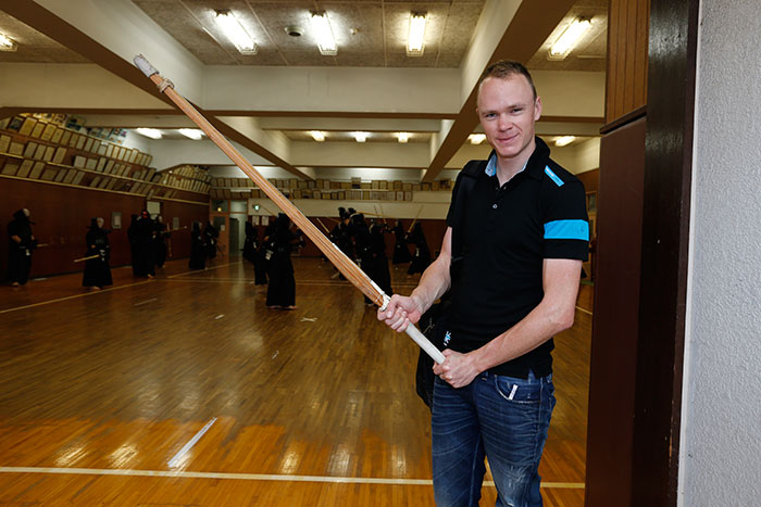 埼玉栄高等学校剣道部訪問時、見慣れない竹刀を手にして決めポ…