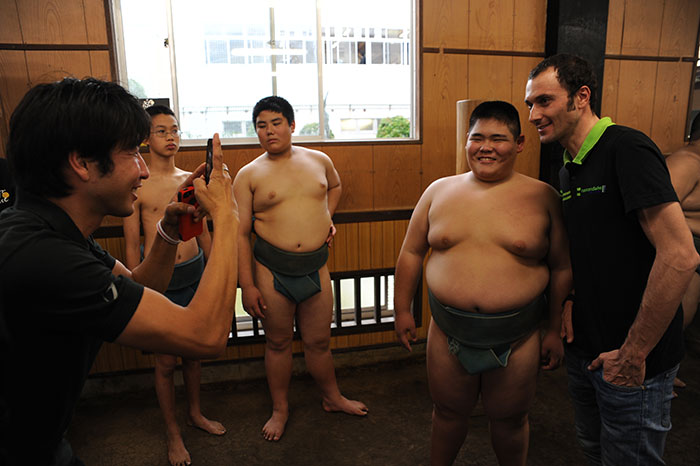 高校生力士と選手の記念撮影で、見事に笑顔を引き出す