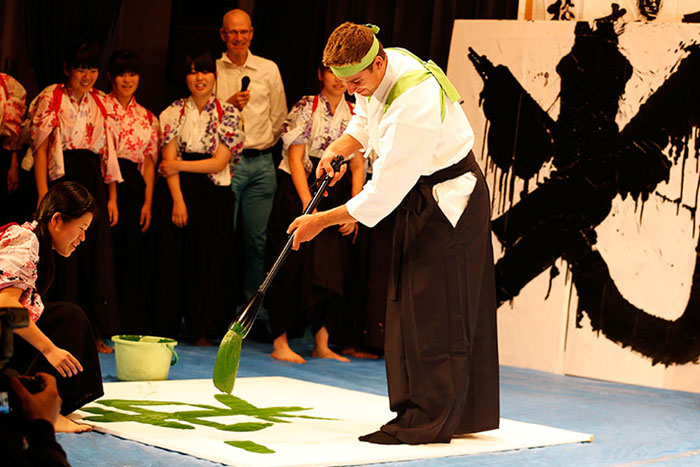 ツール・ド・フランスのマイヨヴェール獲得にちなみ、緑色で「…