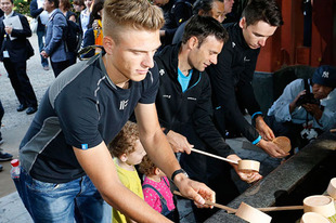 手水舎（てみずや）で手を清めるマルセル・キッテル選手。日本の文化を体験した。