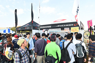 多くの来場者で賑わった「2014サイクルフェスタ in さいたまクリテリウム」では、自転車関連商品の販売や試乗会を行うブースも出店。