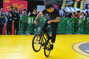 安全教室や体験スペース等、4 つのテーマで楽しめる「2014サイクルフェスタinさいたまクリテリウム」には約2 万7,000 人が来場。