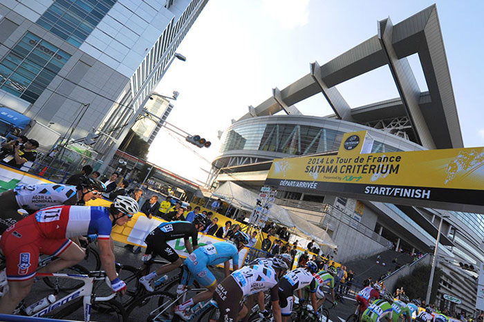 屋内コースのさいたまスーパーアリーナに向けて疾走していく選…