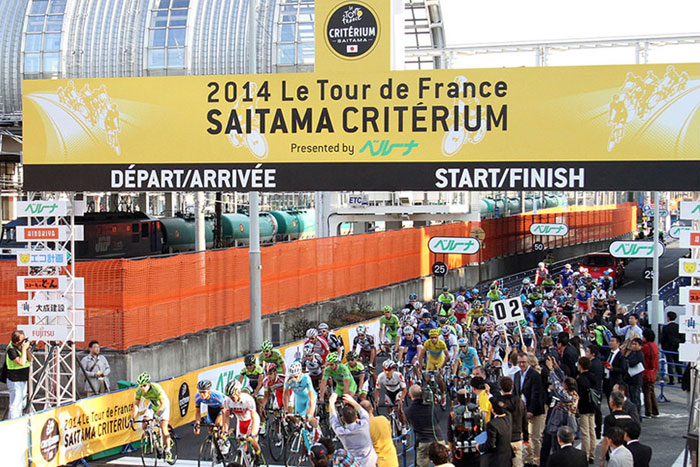 クリテリウムメインレースには国内外のトップ選手64名が参加、1…