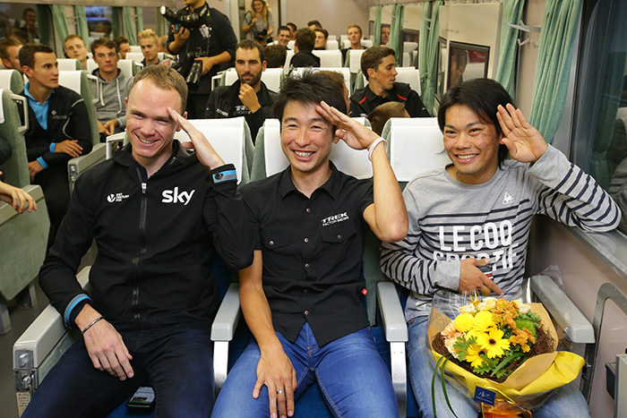 新幹線内でくつろぐ選手たち。（左から）フルーム選手、別府選…