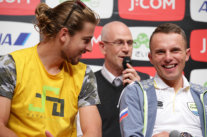 大会前日記者会見で笑顔を見せるペーター・サガン選手とラファ…