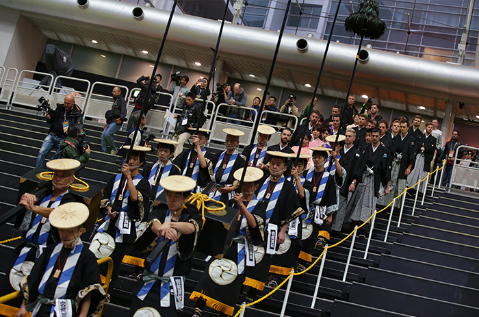 岩槻黒奴に先導されてさいたまスーパーアリーナに入場する海外…