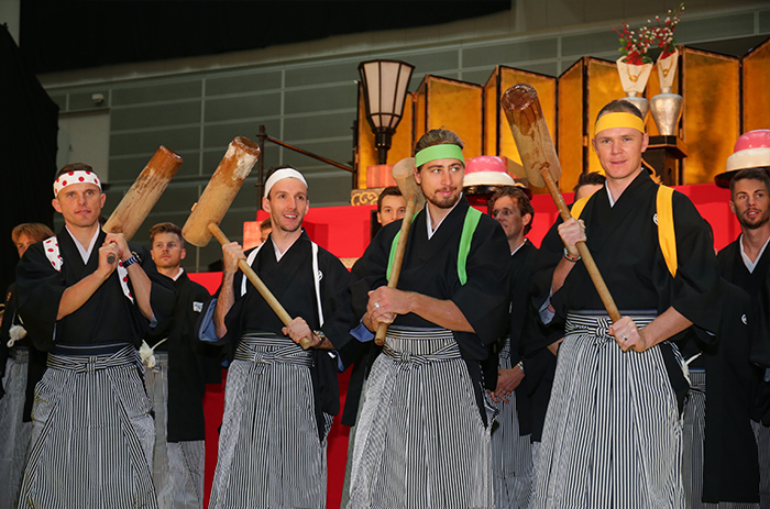 ツール・ド・フランス4賞ジャージカラーのはちまきとたすきを身…