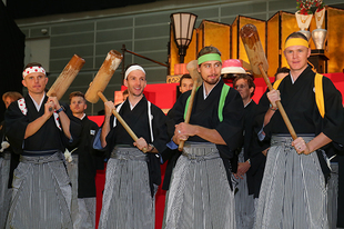 ツール・ド・フランス4賞ジャージカラーのはちまきとたすきを身に付け、餅つきに挑戦したラファル・マイカ選手、アダム・イェーツ選手、ペーター・サガン選手、クリス・フルーム選手