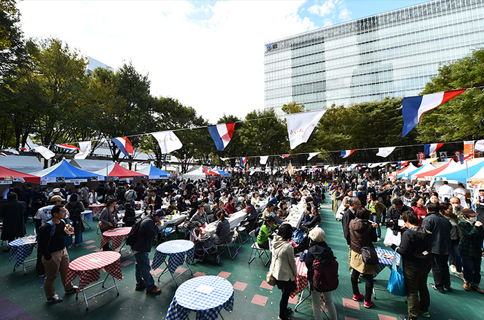毎年大賑わいのさいたまるしぇでは、さいたまとフランスの飲食…