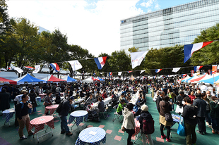毎年大賑わいのさいたまるしぇでは、さいたまとフランスの飲食が楽しめます