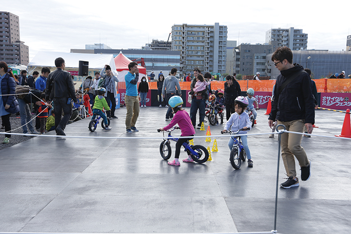 サイクルフェスタでは、自転車体験スペースもあり、「こども自…