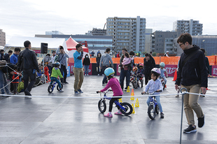 サイクルフェスタでは、自転車体験スペースもあり、「こども自転車乗り方教室」も開かれ、小さな子どもたちも楽しそうに参加