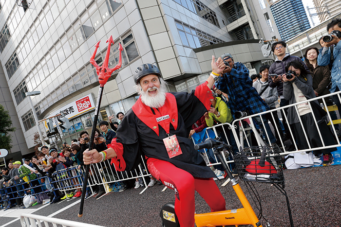 本場ツール・ド・フランスの沿道の人気者「悪魔おじさん」もコ…