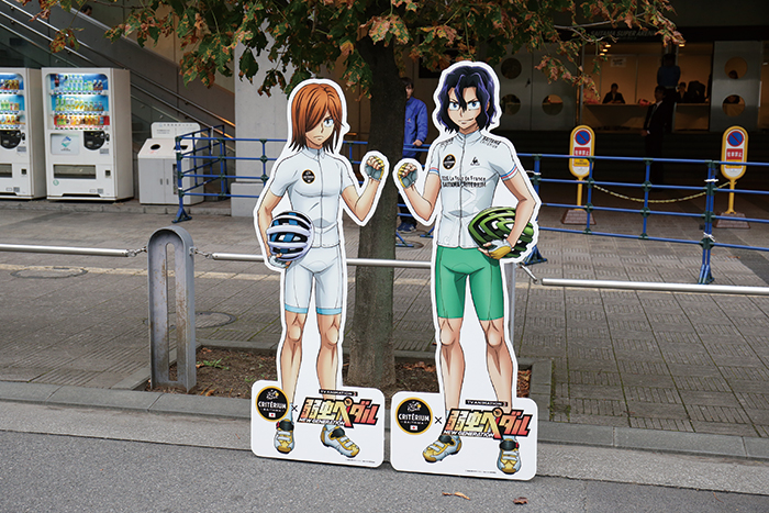 アニメ「弱虫ペダル」の等身大パネルが来場の記念撮影用に会場…