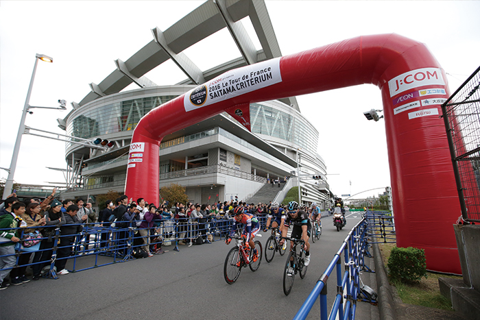 さいたまスーパーアリーナを背景に残り「1km」を示すフラムルー…