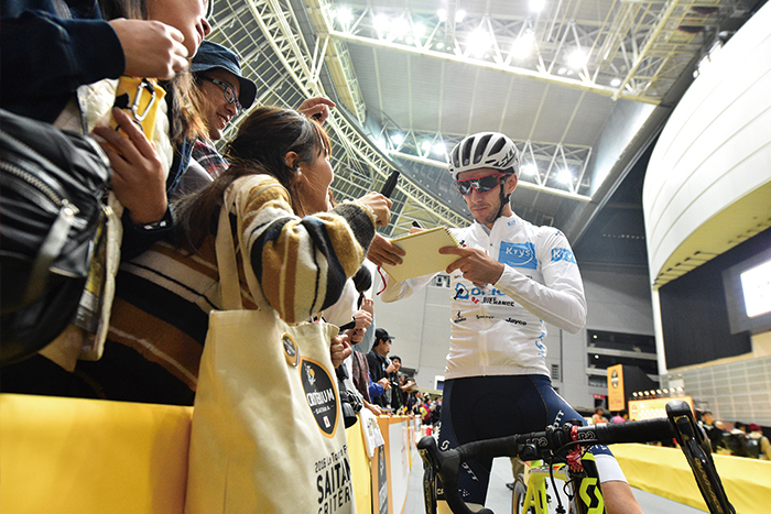 ファンのサインに応じる、今大会初参加のアダム・イェーツ選手…