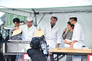 浦和が発祥とされているうなぎの蒲焼を体験。職人姿も様になっている。