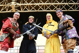 忍者と侍の格好で記念撮影をする海外選手達。ステージでは殺陣も体験した。