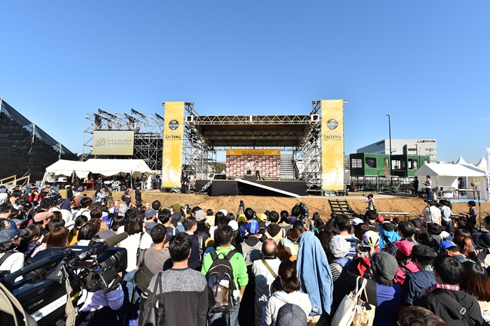 イベントステージには多くの観客が訪れ、場を大いに盛り上げた。