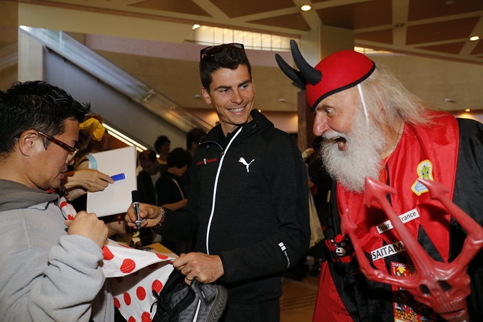 サイン中のワレン・バルギル選手にちょっかいを出す、本場ツー…