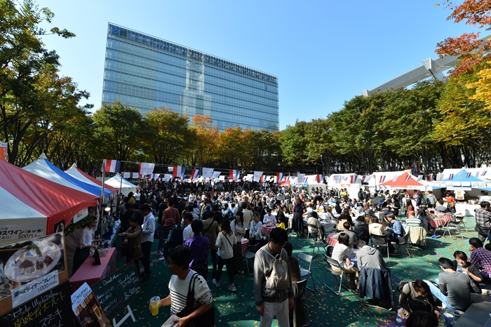 さいたま新都心駅近くで開かれる「さいたまるしぇ」は、大勢の…