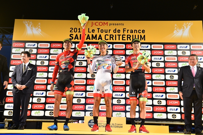 チームタイムトライアルを制した宇都宮ブリッツェンの選手たち…