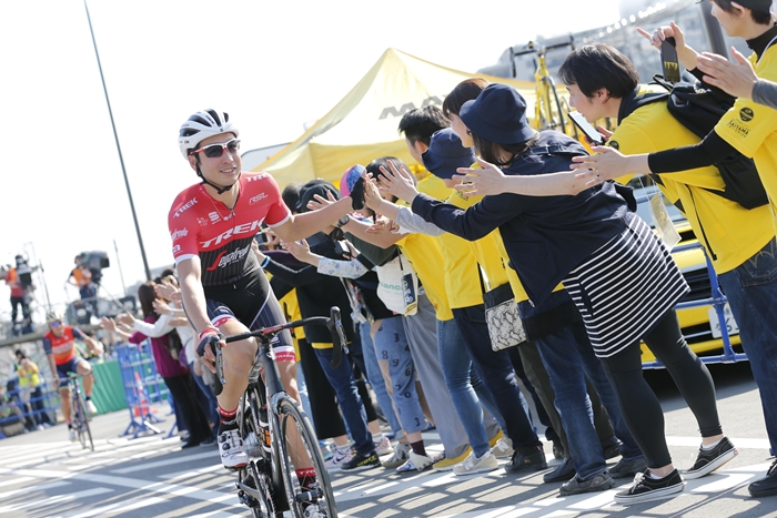 オープニング走行に向かう選手をハイタッチで見送ることができ…