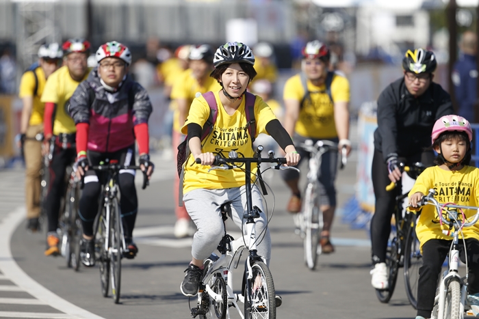 一般体験走行では、選手たちが走るコースを自分の自転車で走る…