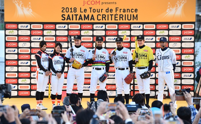 女子プロ野球チームである埼玉アストライアとともに記念写真を…