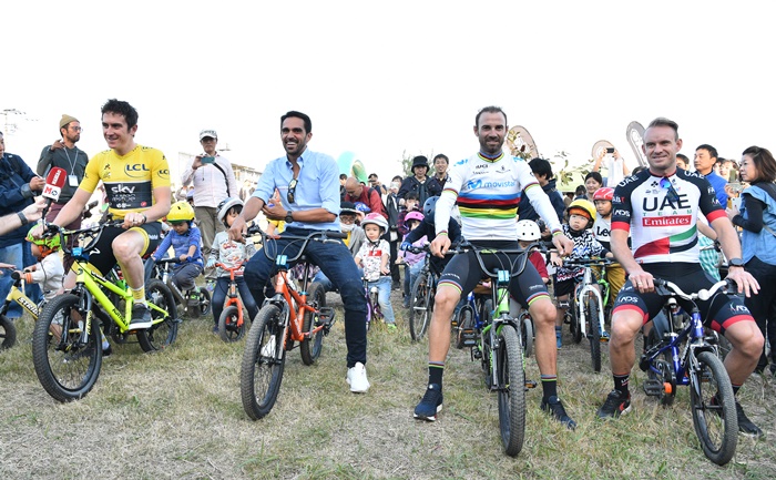 広場で子供達と一緒に早々たる面々が楽しそうに自転車走行を体…