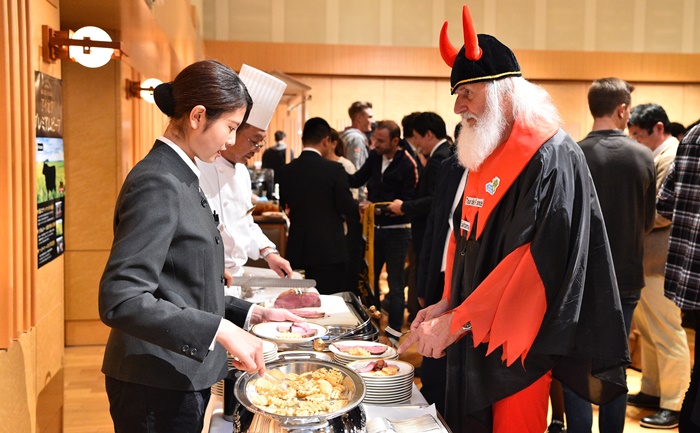 前夜祭には悪魔おじさんの姿も。もはやさいたまクリテリウムの…