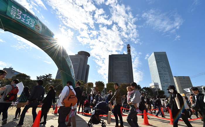 快晴に恵まれ、サイクルフェスタには大勢の客が来場。