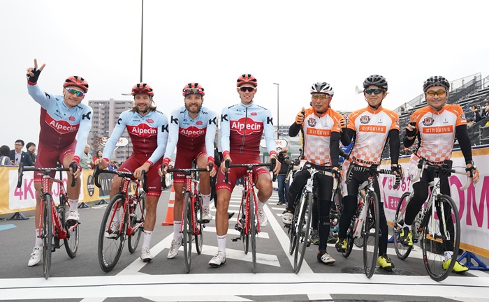 大会の始まりを告げるオープニング走行。