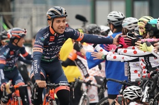 オープニング走行では、大会当日のレース前に本戦出場選手と一緒にコースを走行することができる。